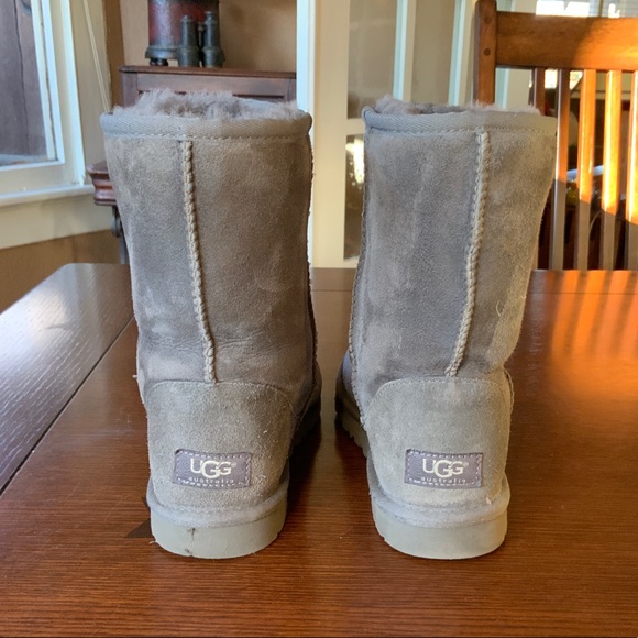 UGG Women’s Classic Mid Boot - Picture 1 of 7